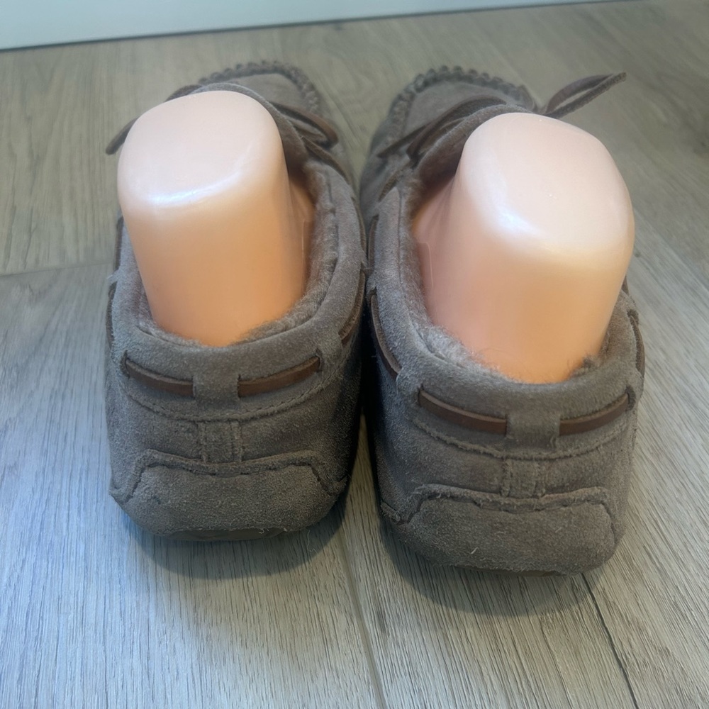 UGG Dakota Suede Shearling Moccasin Slippers Shoes Womens Size 9 Gray Winter - Picture 8 of 12